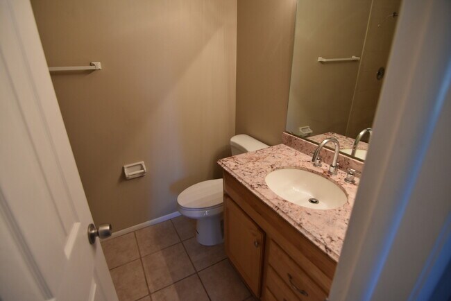 Building Photo - 423 Longwood Cir