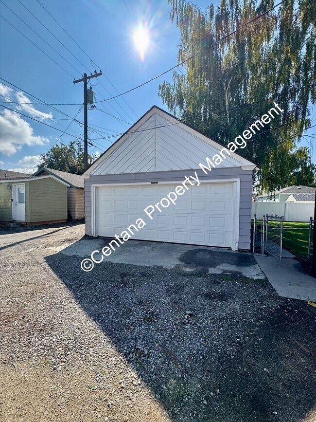 Building Photo - $500 off first months rent on 3 bed 2 bath...