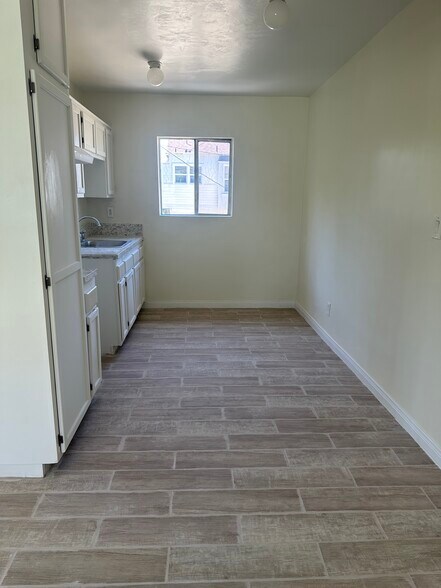 Building Photo - 2637 Kenwood Ave