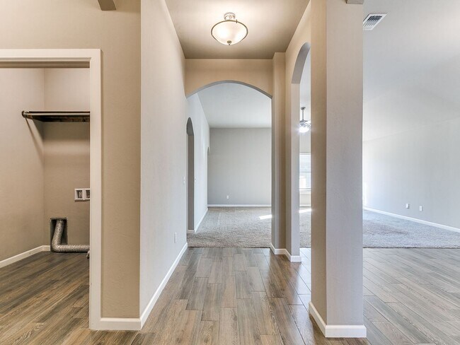 Building Photo - 3 bedroom, 2 bathroom, 2 car garage