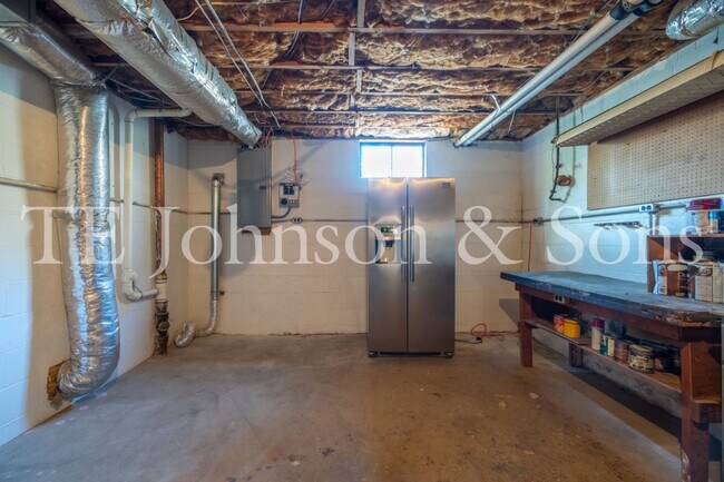 Building Photo - Spacious 5 Bedroom Home in the Heart of Sherwood Forest