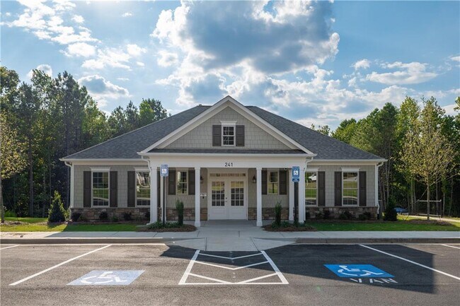 Building Photo - 117 Landsdowne Way SE