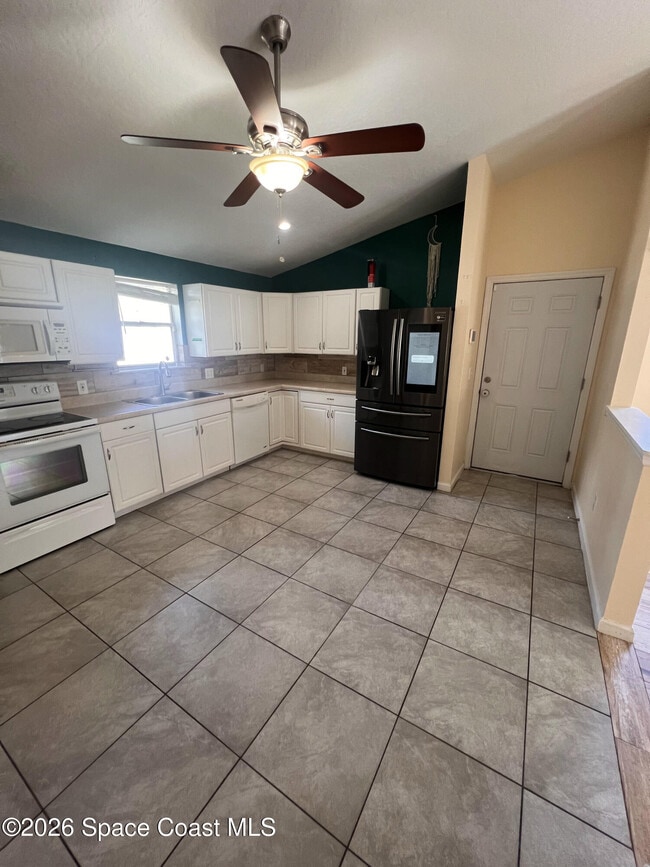 Building Photo - 1330 Lichty St