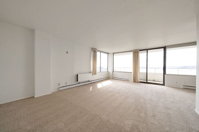 Building Photo - Stunning Queen Anne south slope condo with parking