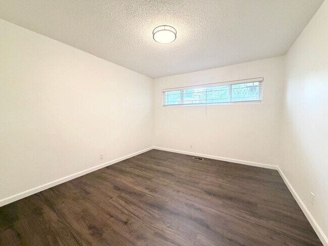 Building Photo - Tastefully Updated 2BR/1BA Home - Deck, Fenced Yard, Parking, Laundry, and more!