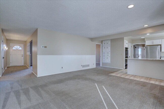 Building Photo - 3 Bedroom 3 Bathroom Home on a 1 Acre Lot