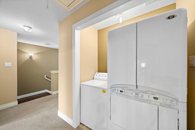 Building Photo - 2927 Clinton Dr