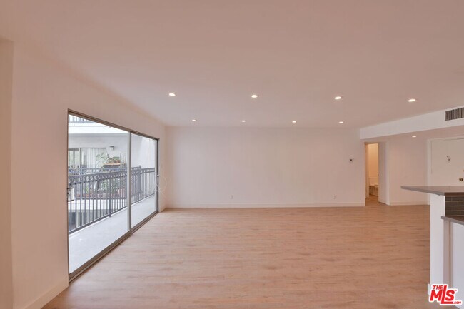 Building Photo - 136 S Palm Dr