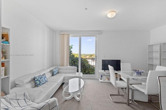 Building Photo - 2701 SW 3rd Ave