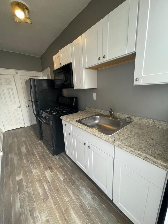 Building Photo - 2 Bedroom + Den Home with Porch, Fenced Yard, and Water Included on Barclay Street