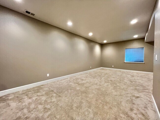 Building Photo - Spacious 5 Bed 3.5 Bath with Modern Upgrades!