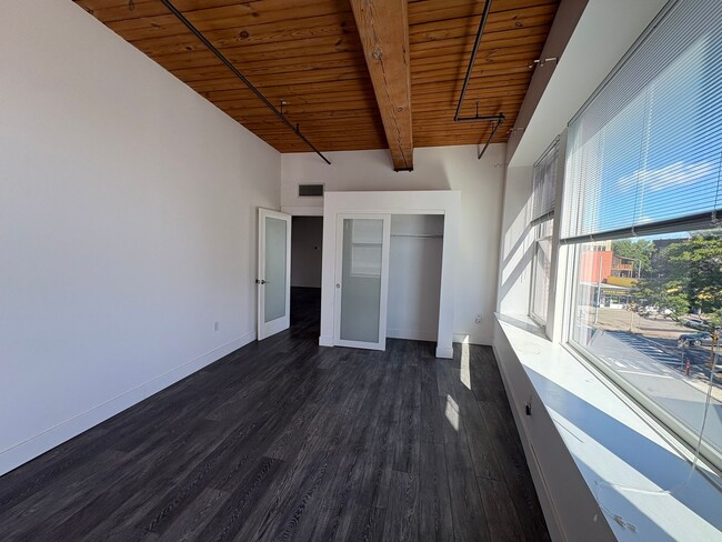 Building Photo - 385 Worthington St