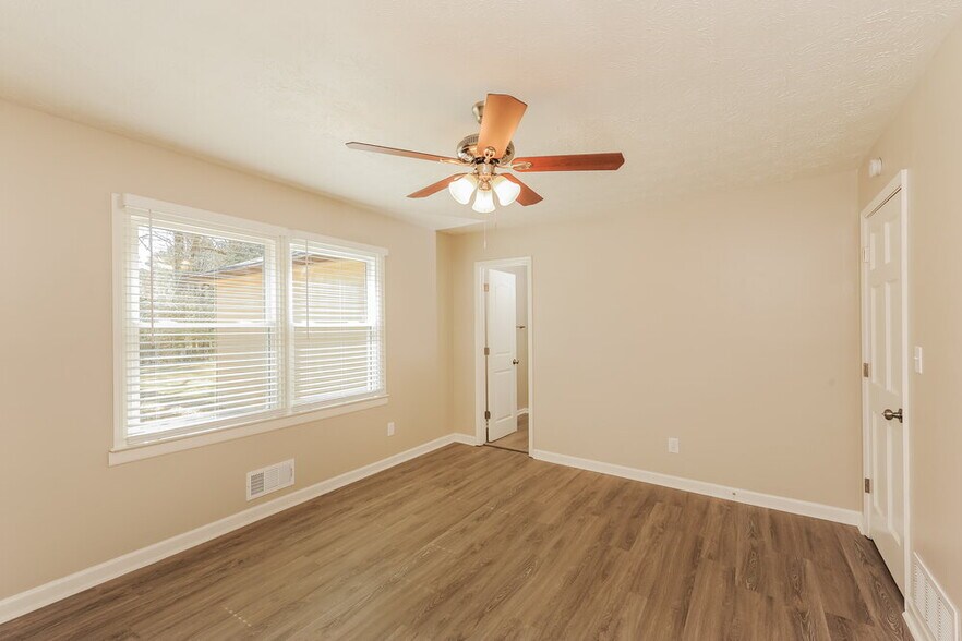 Building Photo - 3325 Shady Cove Rd