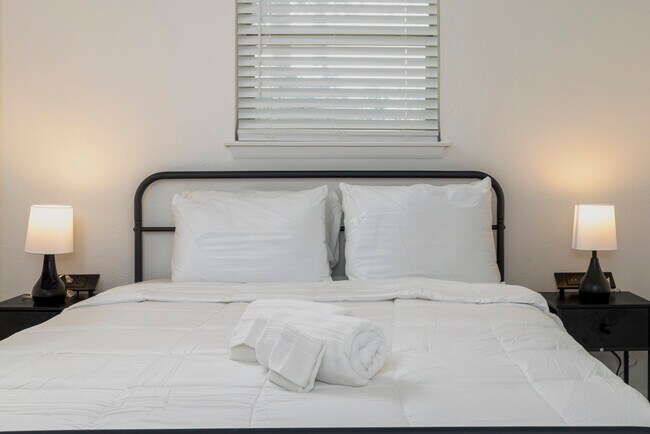 Building Photo - 1704 Kynette Dr