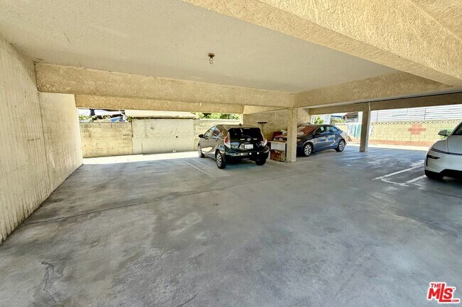 Building Photo - 207 E Ave 39