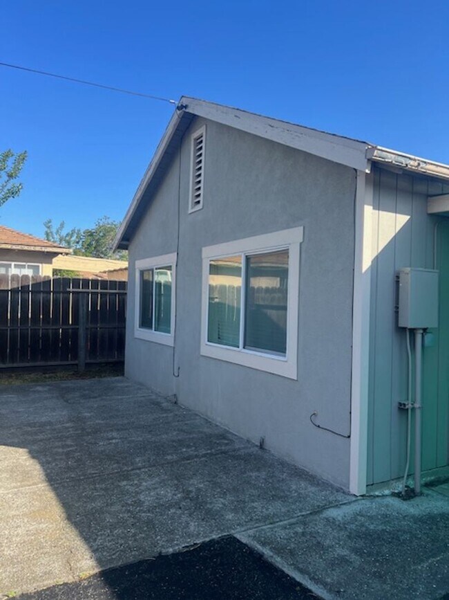 Building Photo - CUTE CHARMING COTTAGE with Off Street Parking & Private Laundry, set back off street with private...