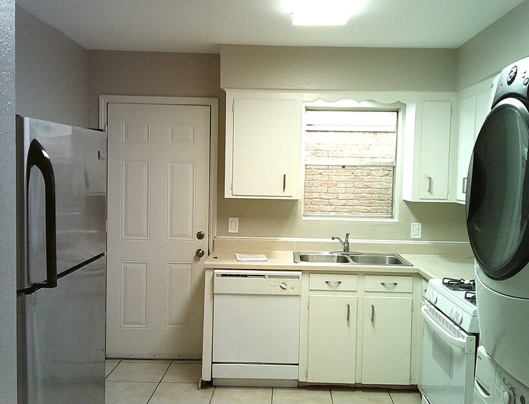 Building Photo - 1102 W Tri Oaks Ln