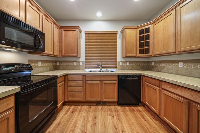 Building Photo - 3 bedroom 2.5 baths - Easy JBLM commute! - North Thurtson School District.