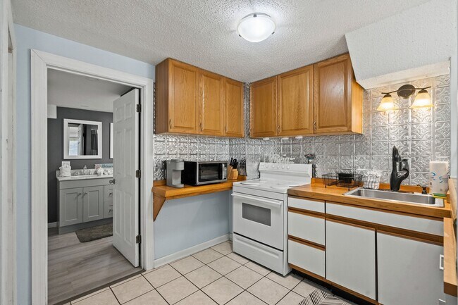 Building Photo - 17 S Willow Dr