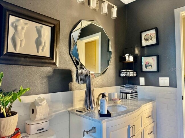 Building Photo - 1815 Barker Dr