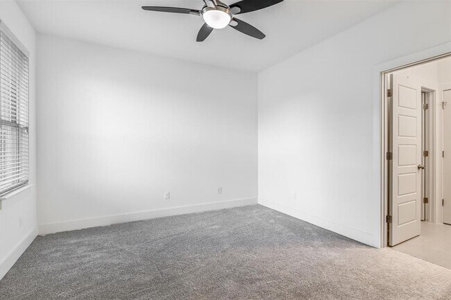 Building Photo - 301 Jeffrey David Ln W