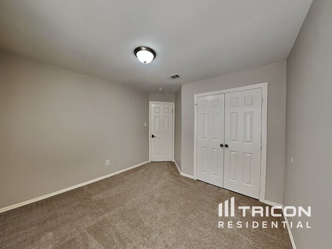 Building Photo - 221 Mesa View