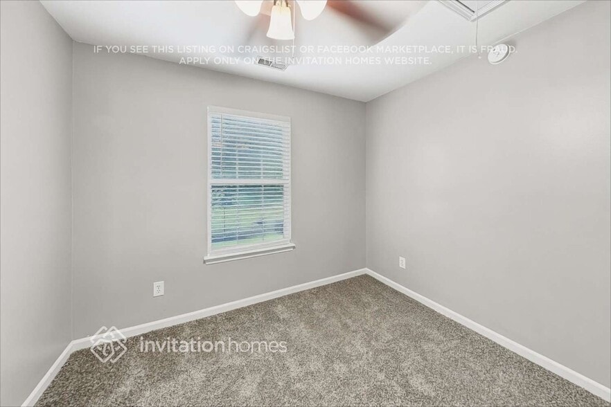 Building Photo - 410 Queens Dr SW