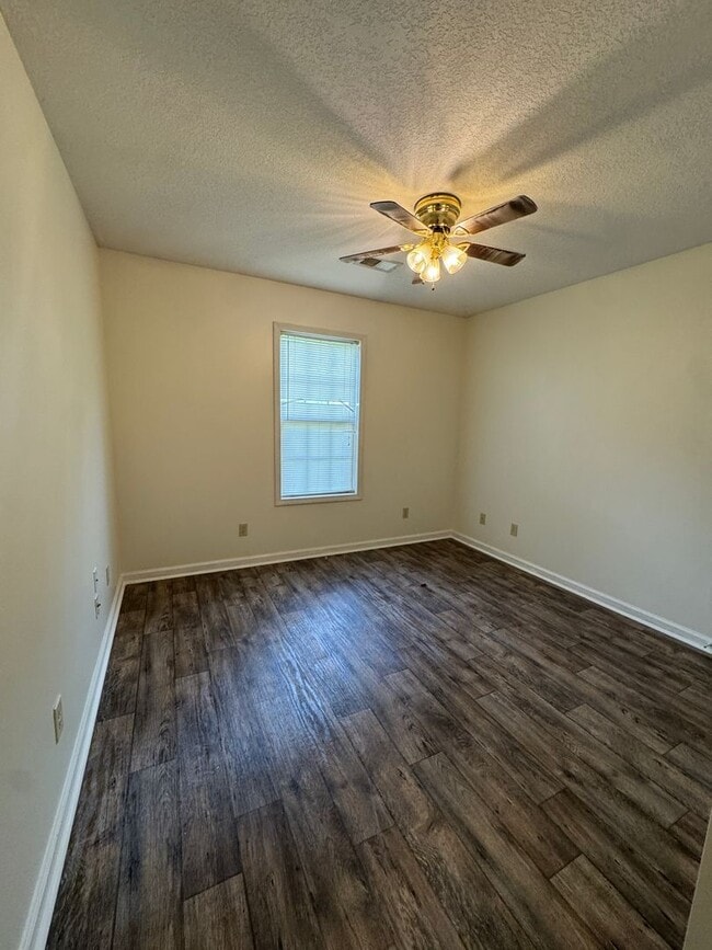 Building Photo - 3 Bed / 2 Bath Available Now!