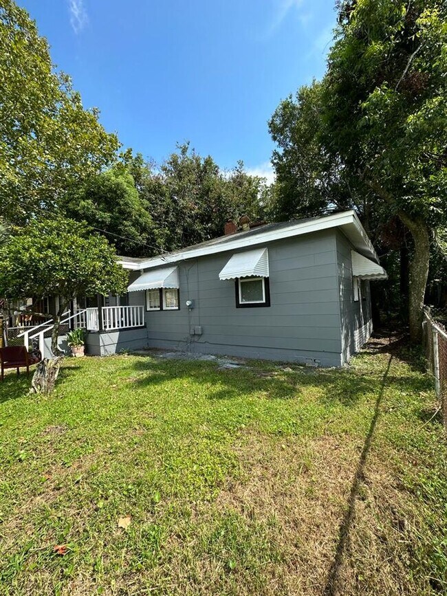 Building Photo - Fully Renovated 2/1 + Bonus Room Single Family Available Now!