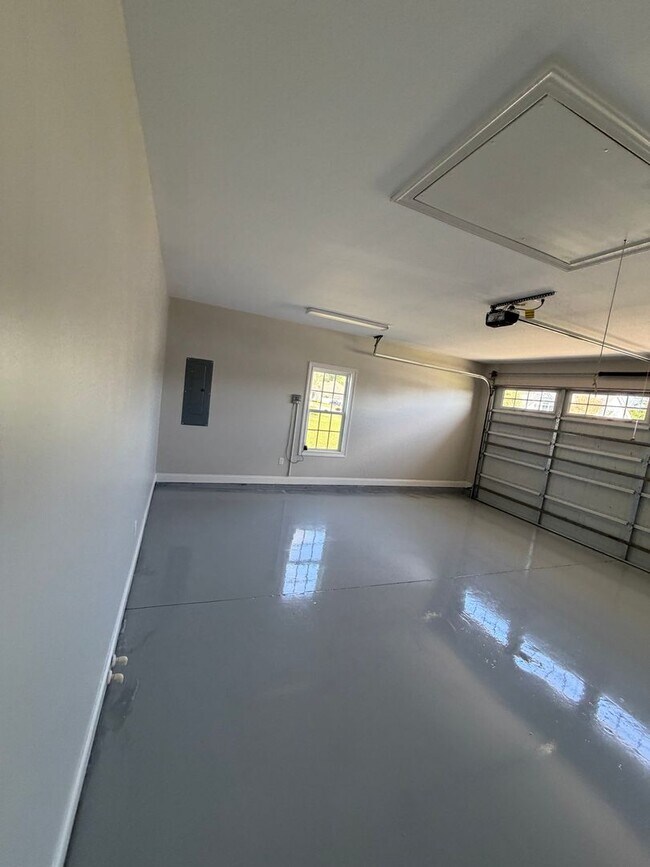 Building Photo - Home in Hahira