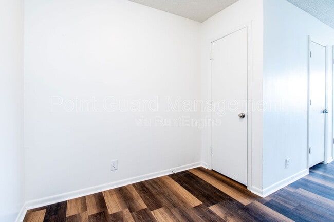 Building Photo - 1800 E 1st St N