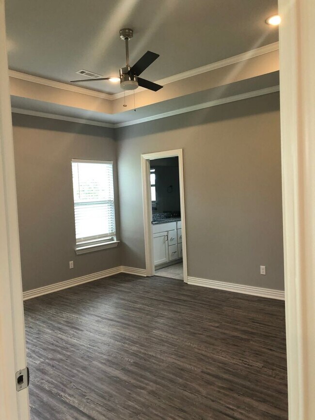 Building Photo - BEAUTIFUL BENTONVILLE HOME - LARGE FENCED IN YARD - GREAT LOCATION