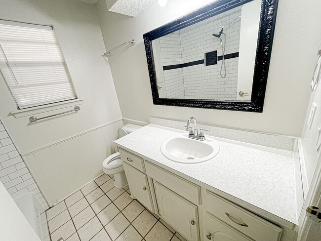 Building Photo - 3 Bed 1.5 Bath - Moore