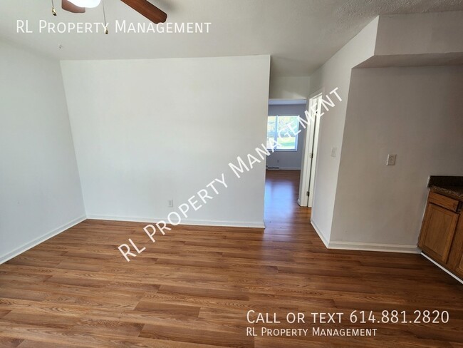 Building Photo - Spacious 3 bedroom 1.5 bathroom town home