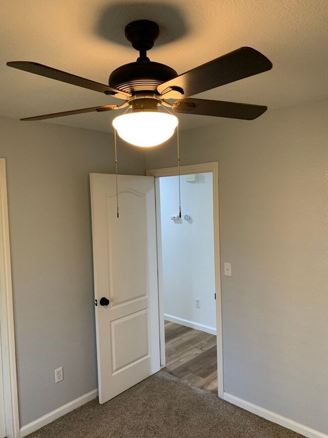 Building Photo - 3 Bedroom 2 Bath Home