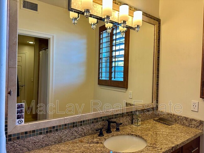 Building Photo - 5711 W Linda Ln