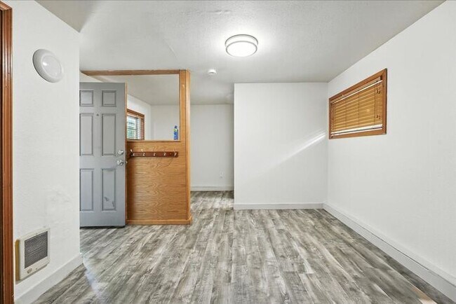 Building Photo - Spacious, Newly Renovated 5-Bedroom Home N...