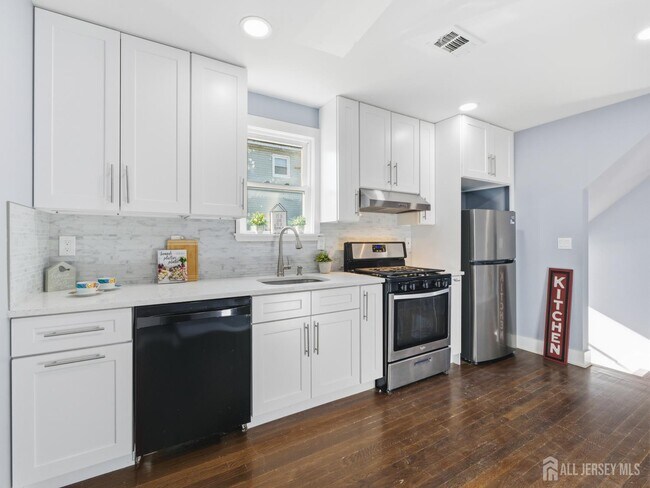 Building Photo - 14 John St