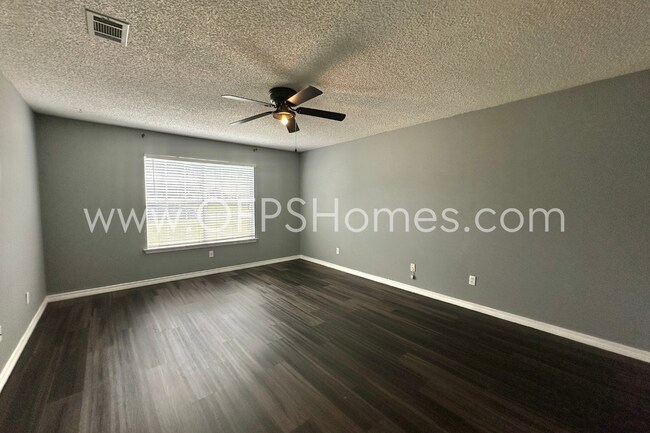 Building Photo - MOVE IN SPECIAL! $500 off first month's rent
