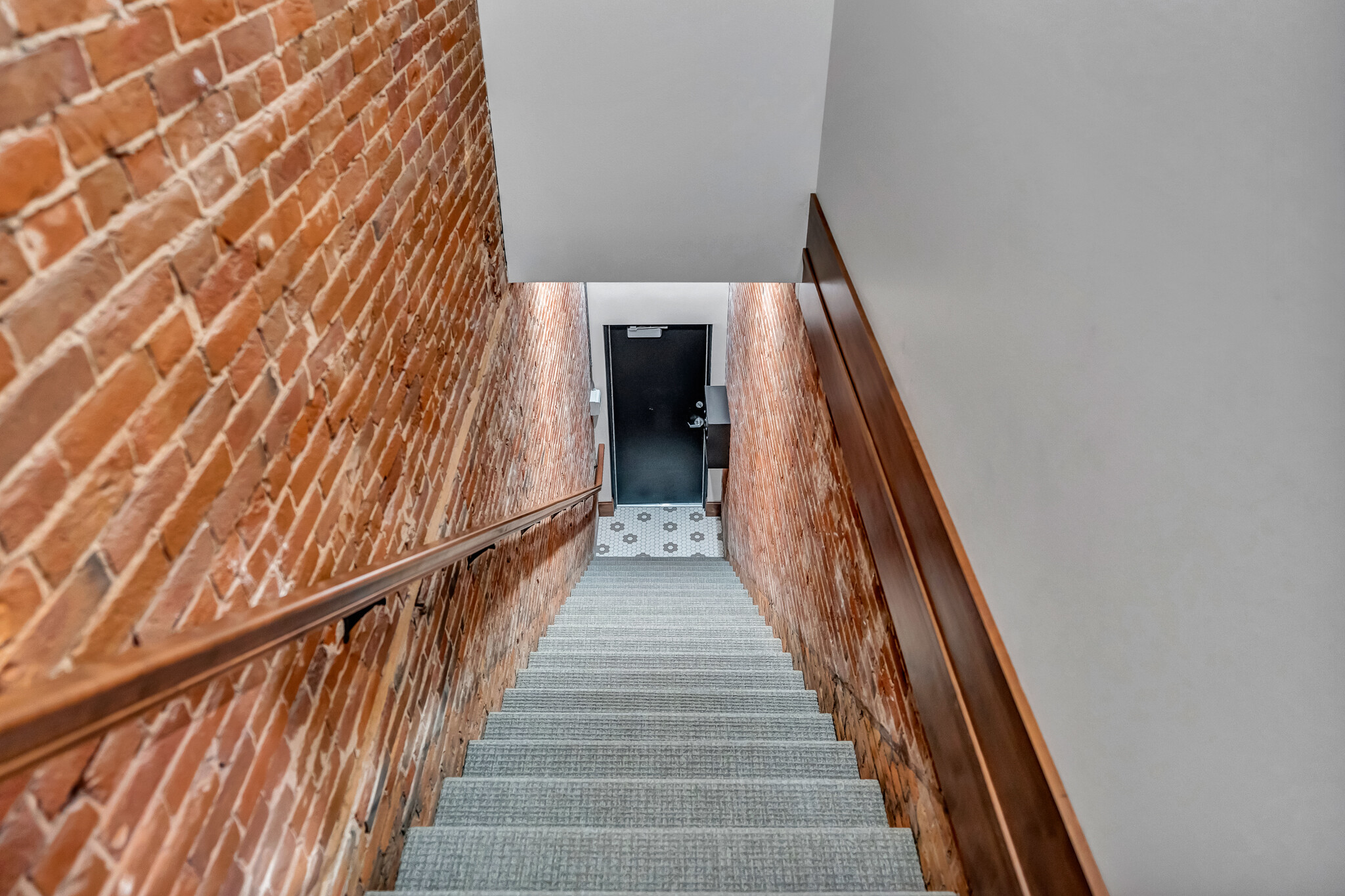 Building Photo - 316 4th St S