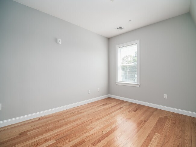 Building Photo - 7 Lowell St