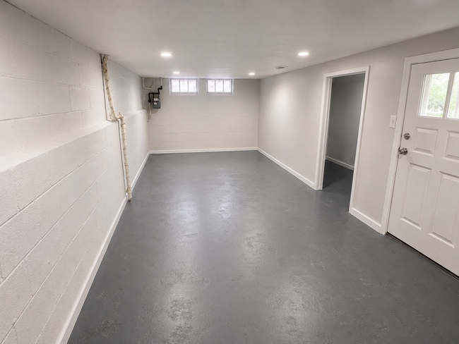 Building Photo - Move-In Ready 3BR Home in Desirable Euclid Location
