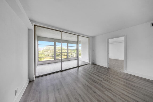 Building Photo - 3151 S Palm Aire Dr