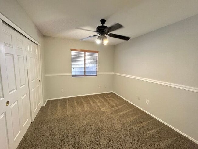 Building Photo - 1056 E Lakeview Dr