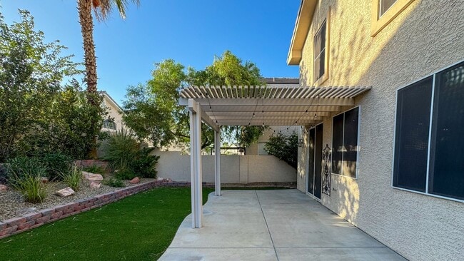 Building Photo - Freshly Updated 3BD Home, Island Kitchen &...