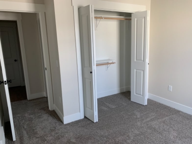 Building Photo - 6103 Farmstead Ave