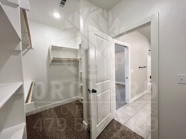 Building Photo - 528 Bradford Dr