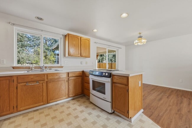 Building Photo - Move in Ready now! 3 bed 2.5ba - Olympia School District