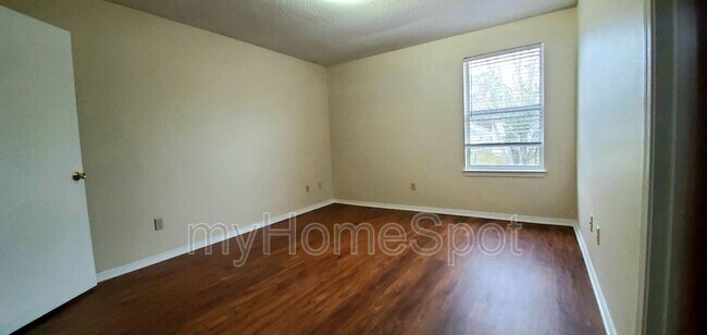 Building Photo - 425 Pine Crescent Way