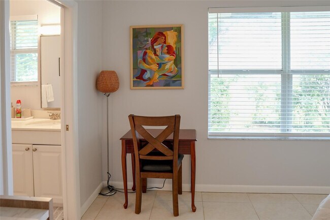 Building Photo - 821 SW 13th Ct